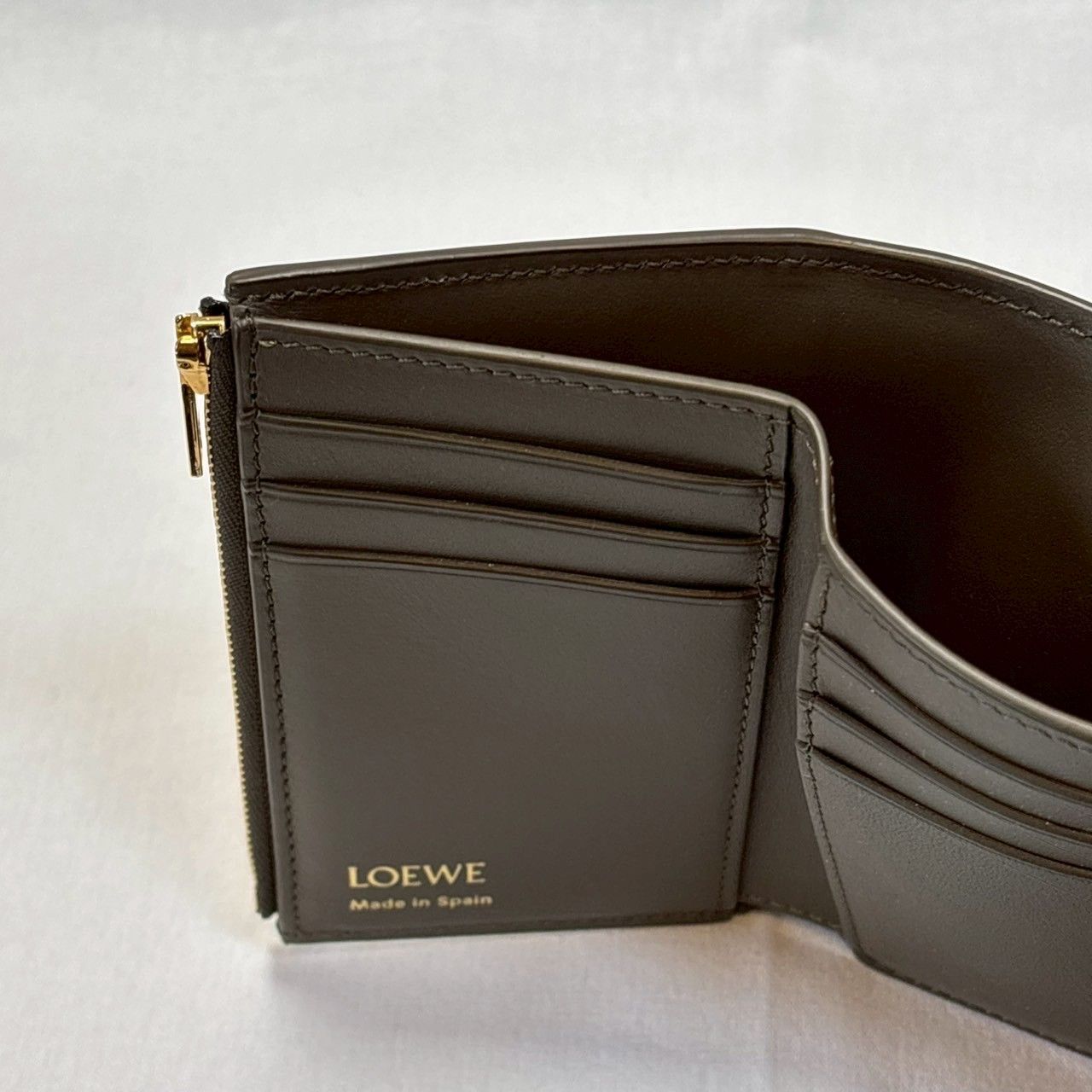 新品箱付きLOEWE VEAL BIFOLD WALLET バーティカル 新品箱付きLOEWE VEAL BIFOLD WALLET バーティカル Bifold