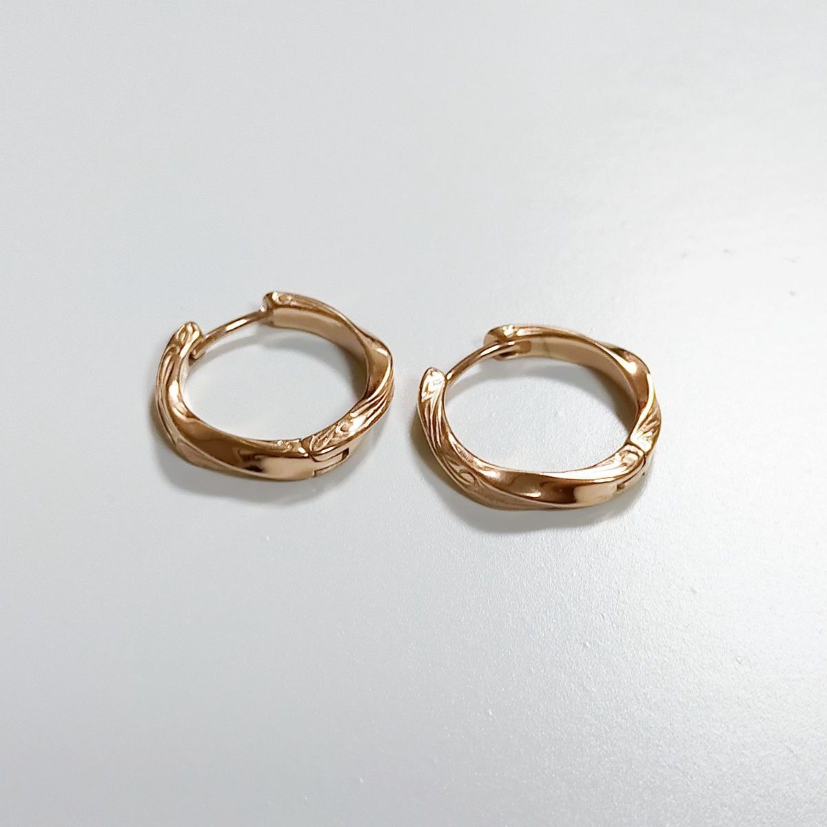 メルカリShops - ハワイアンジュエリー スクロール ツイスト 捻じれ フープピアス 22mm