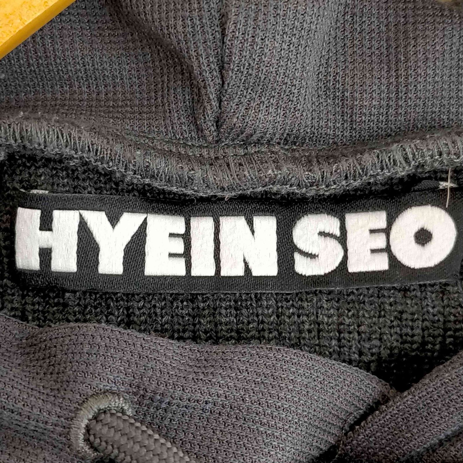 hyein seo(ヘインソ) TWISTED HOODIE サムホール レディース JPN：1  中古 古着 0344 ヘインソ hyein seo TWISTED HOODIE サムホール レディース JPN