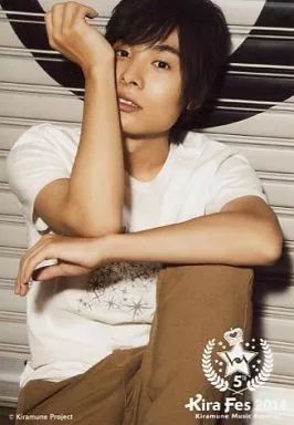 中古】生写真(男性) 岡本信彦/膝上・座り・Tシャツ白・右手顔・背景