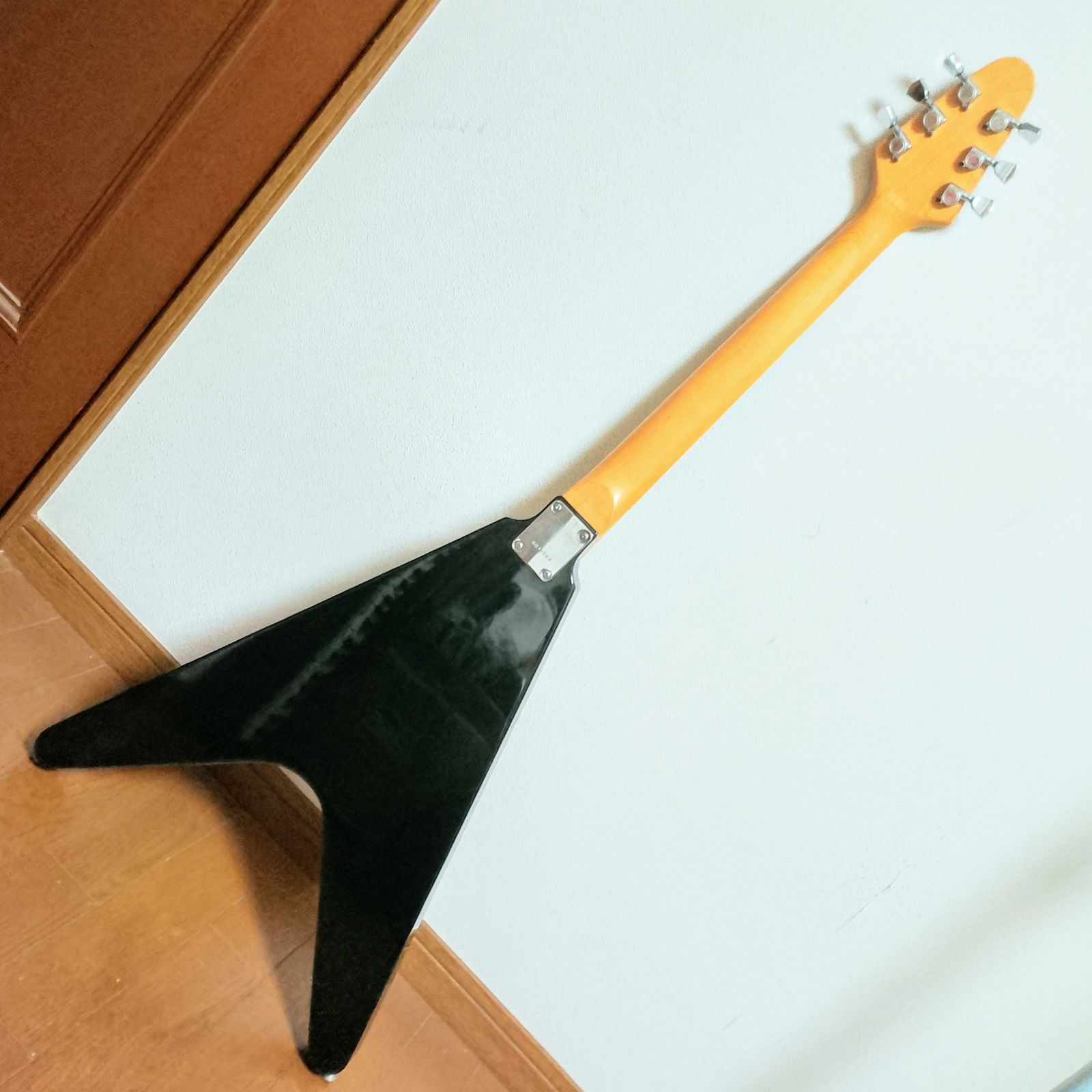 Monsty FLYING V タイプ エレキギター 弦は新品に交換済み！