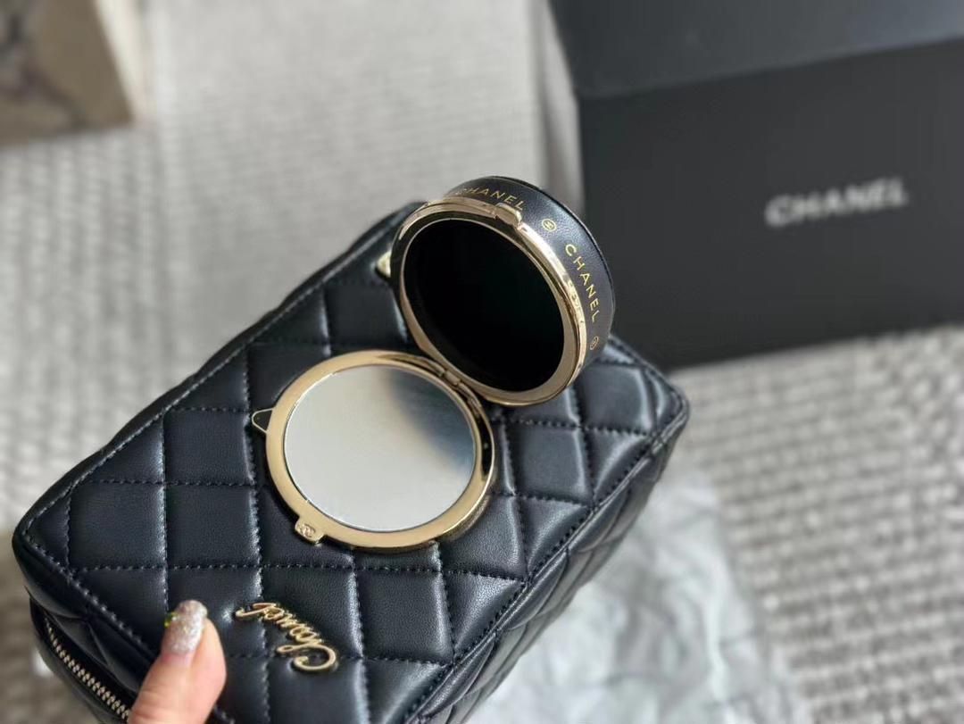 【可愛いサイズ♡】持ちやすく万能!CHANEL カメラバッグ Chanel シャネルカメラバッグ、メッセンジャーバッグ、かわいい