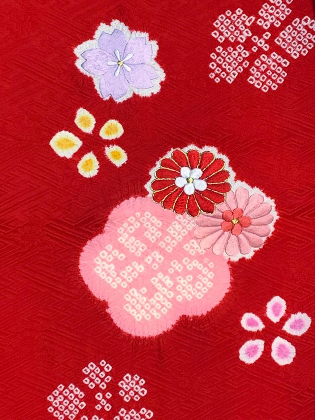 七五三 7歳 女の子 正絹 絞り染 刺繍入り 絵羽付け 四つ身の着物 赤 菊と桜 IYS1018 SKLAD-KIRPICHA_RU