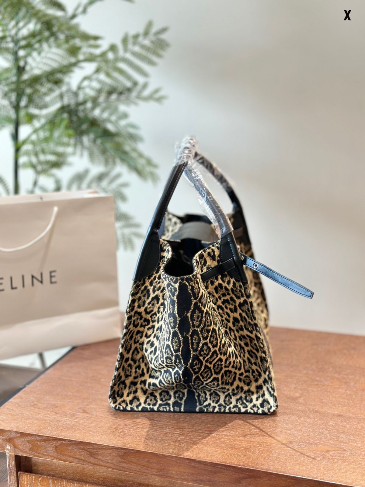 CELINEバック 今日特価】Celine 豹紋 ウィング ショッピングバッグ！国内送料