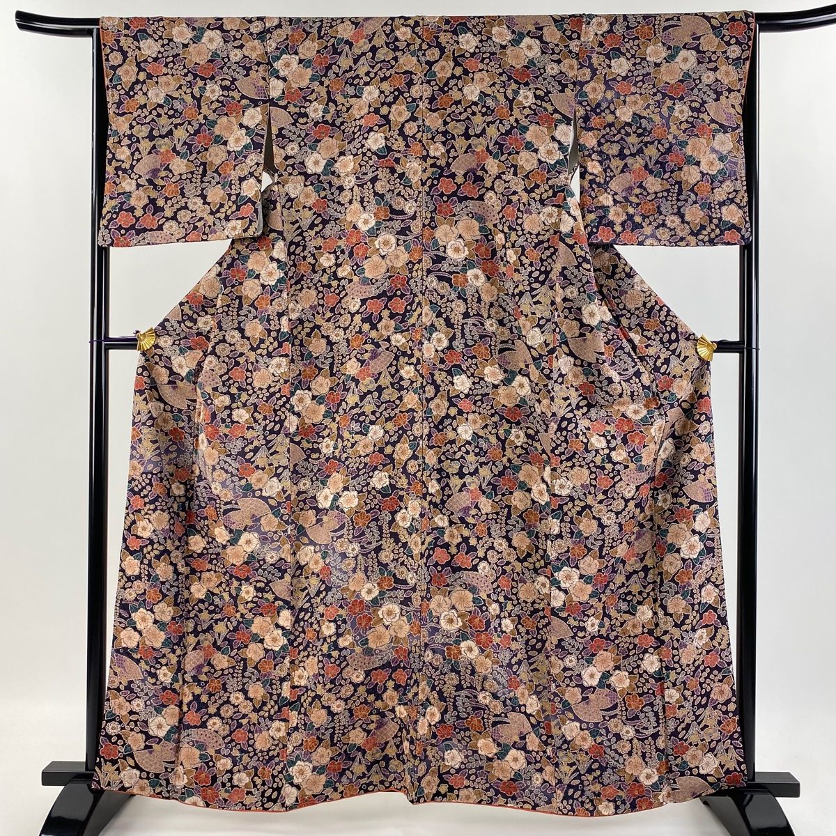美品　しつけ付き　未使用　正絹　青紫縮緬　椿文様小紋着物　身丈161裄丈65.5 小紋 身丈161.5cm 裄丈65.5cm M 袷 辻ヶ花柄 椿 金彩 絞り 青紫