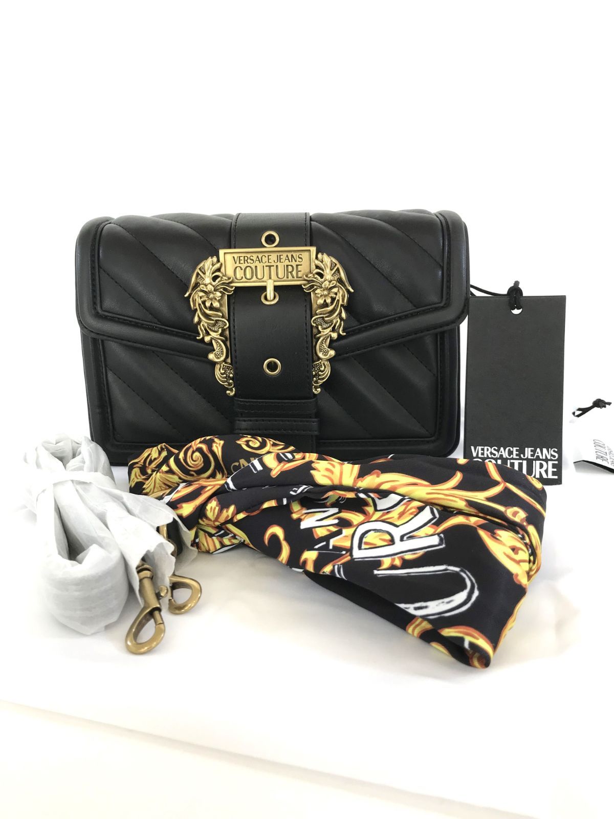 Versace J.C スカーフ付 バロック バックル ショルダー バッグ背面に