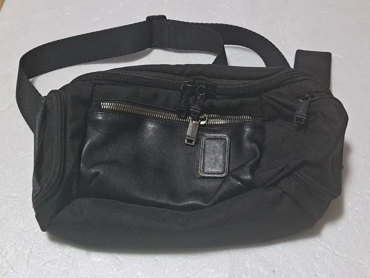 トゥミ TUMI ブラック ヒップバッグ スリングバック