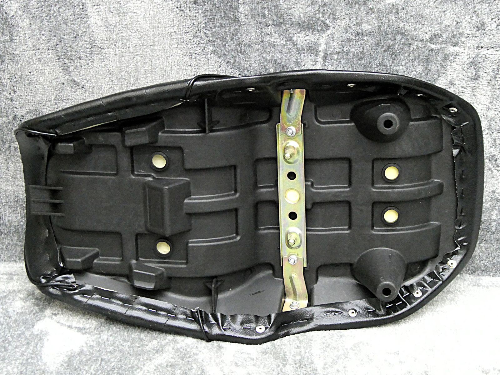 インパルス　前期　タックロール　シート　黒　皮　鋲　打ち/ GSX400 インパルス 前期 タックロール シート 黒 皮 鋲打ち / GSX400