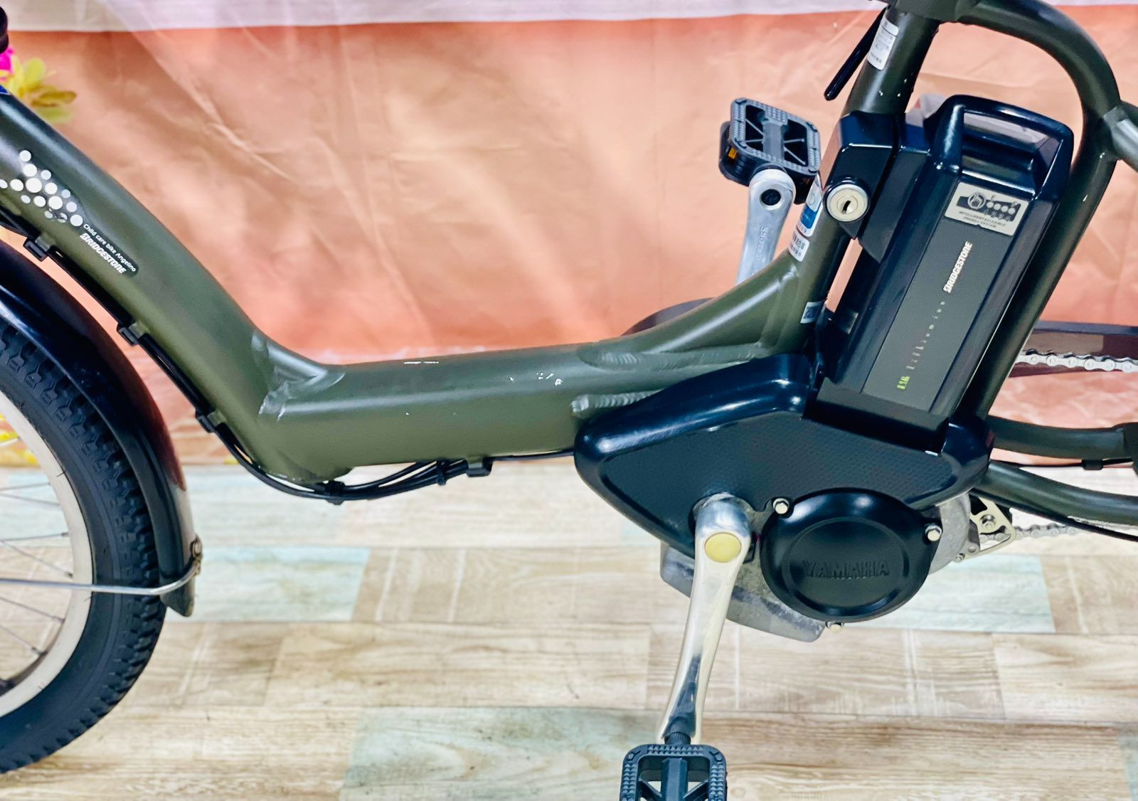 Y2398超特価！アンジェリーノ⭐️ブリヂストン子供乗せ電動アシスト自転車 小柄なママでも安心の低床設計＞ 3人乗り(幼児2人同乗)対応 子