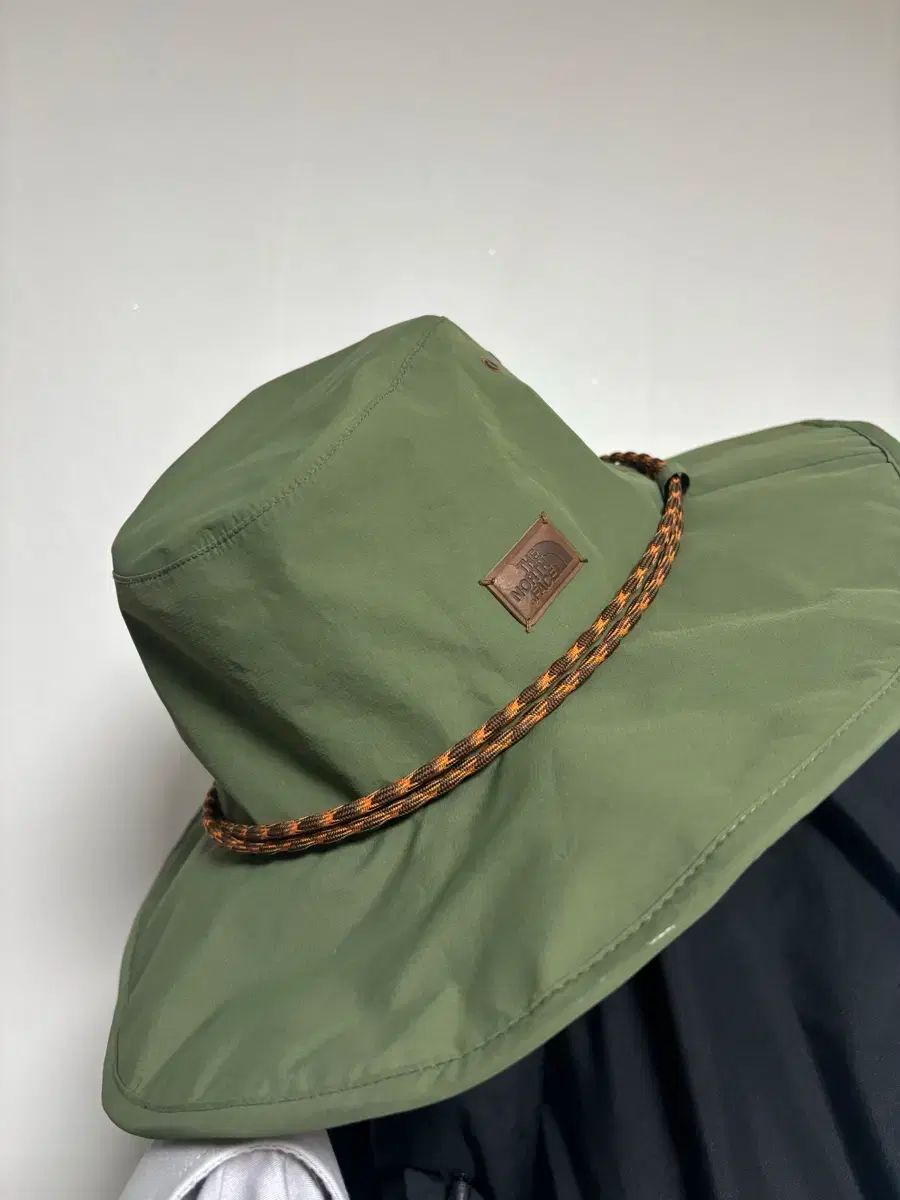 ぱーぷるきゃっと 他の方のご購入はできません GUCCI グッチ 5500M ラウンドフェイス デイト 黒文字盤 腕時計 不動