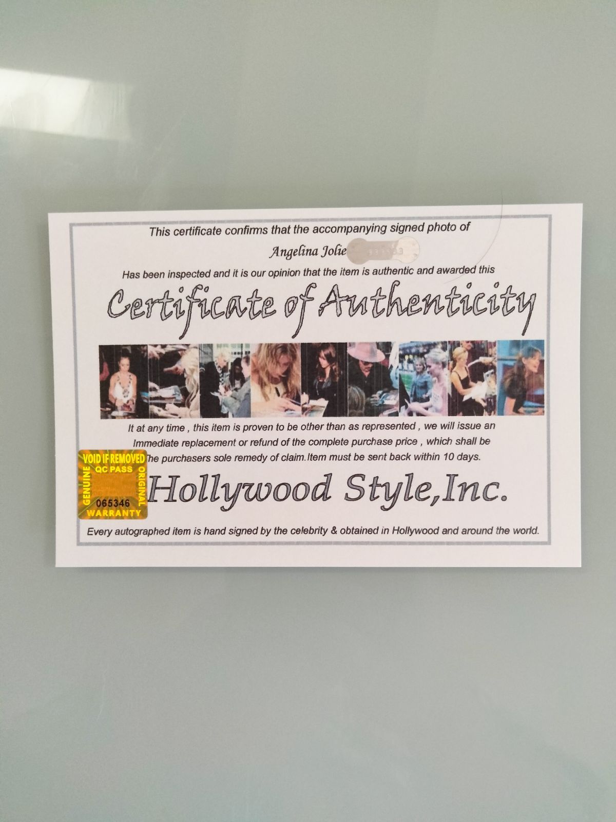 アンジェリーナ・ジョリー(Angelina Jolie)の直筆サイン入りの写真