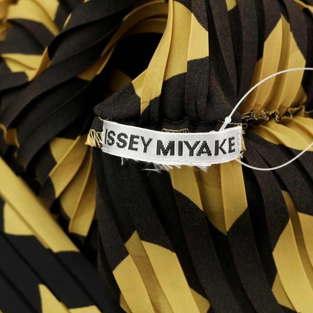 ISSEY MIYAKE - 【中古】イッセイミヤケ ISSEY MIYAKE 2023年秋冬 プリーツ加工 ワンショルダーカットソー ブラウス ブラックxベージュ【サイズ表記なし（L位）】【レディース】 中古】イッセイミヤケ ISSEY MIYAKE 2023年秋冬 プリーツ加工
