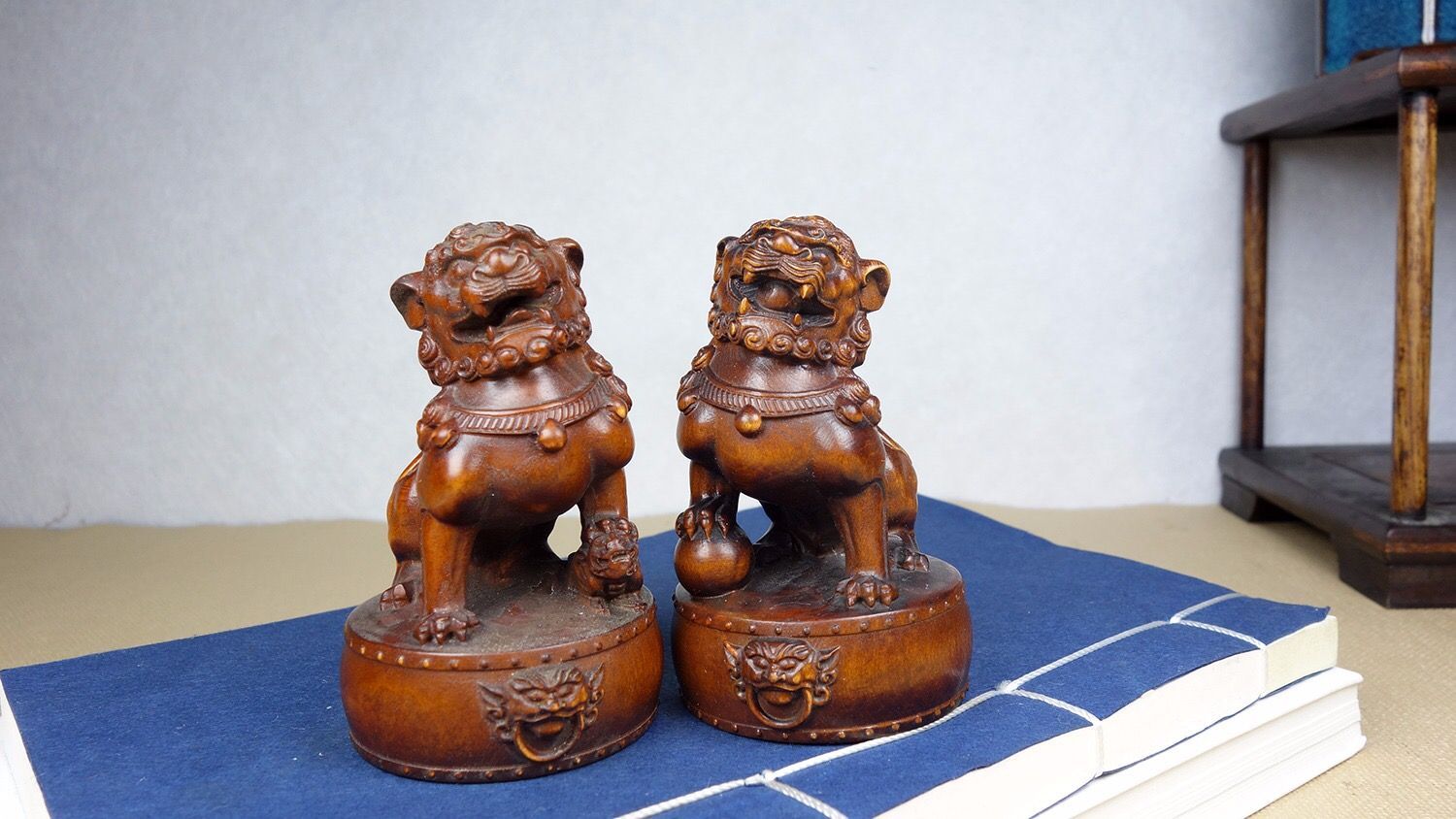 旧家蔵出し 黄楊木細密彫 坐鼓對獅 節約 置物 賞物 文房具 書道品 供養