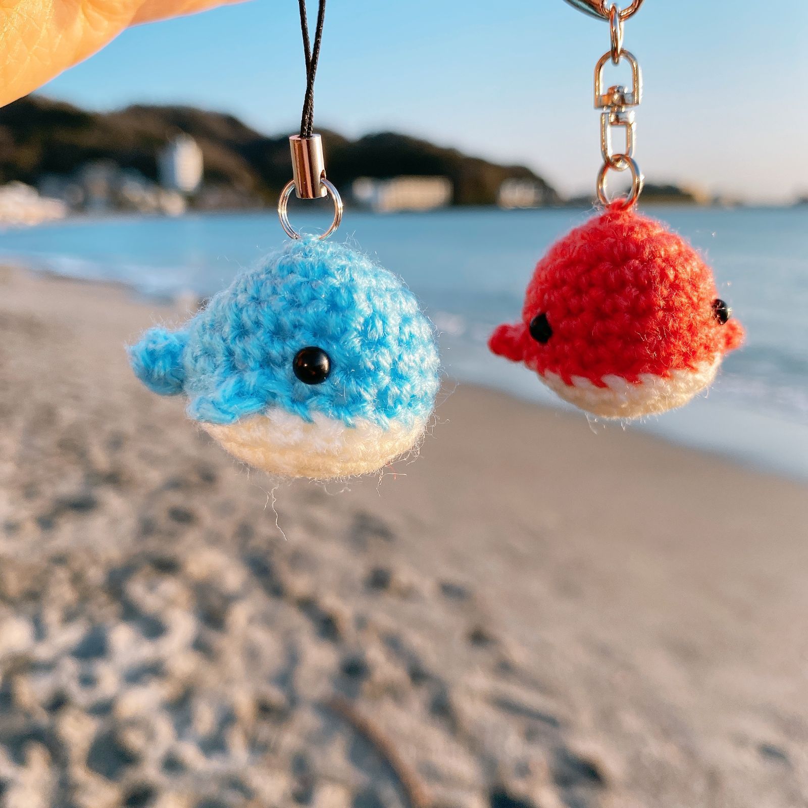 鯨ちゃん キーホルダー 小鯨 アクリル クジラ 編み物 - メルカリ