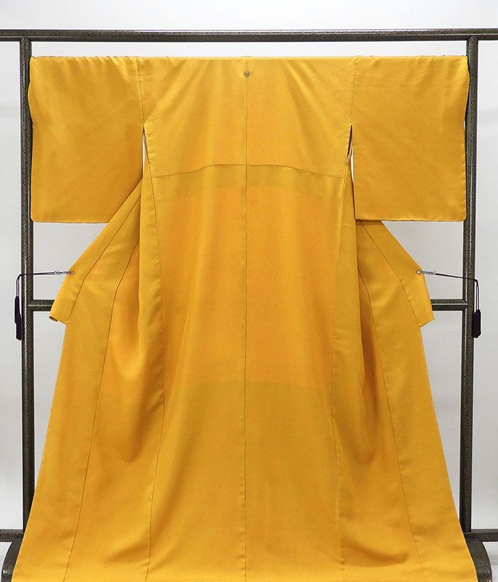 色無地 正絹 濃い山吹色 身丈171.5cm 裄丈70.5cm 丸に五三の桐 未着用 新古品 着物 結婚式 入学式 卒業式 a4055
