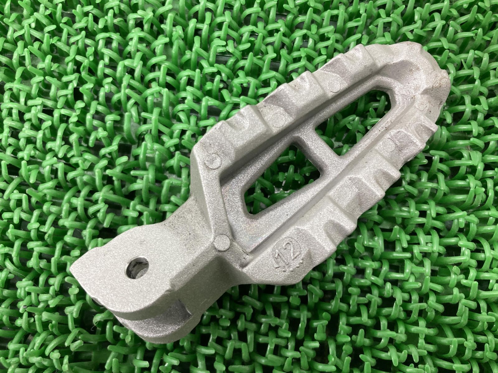 ハイパーモタード821 ステップペグ 右 ドゥカティ 純正 中古 バイク 部品 Hypermotard コンディション良好 曲がり無し 品薄 希少品