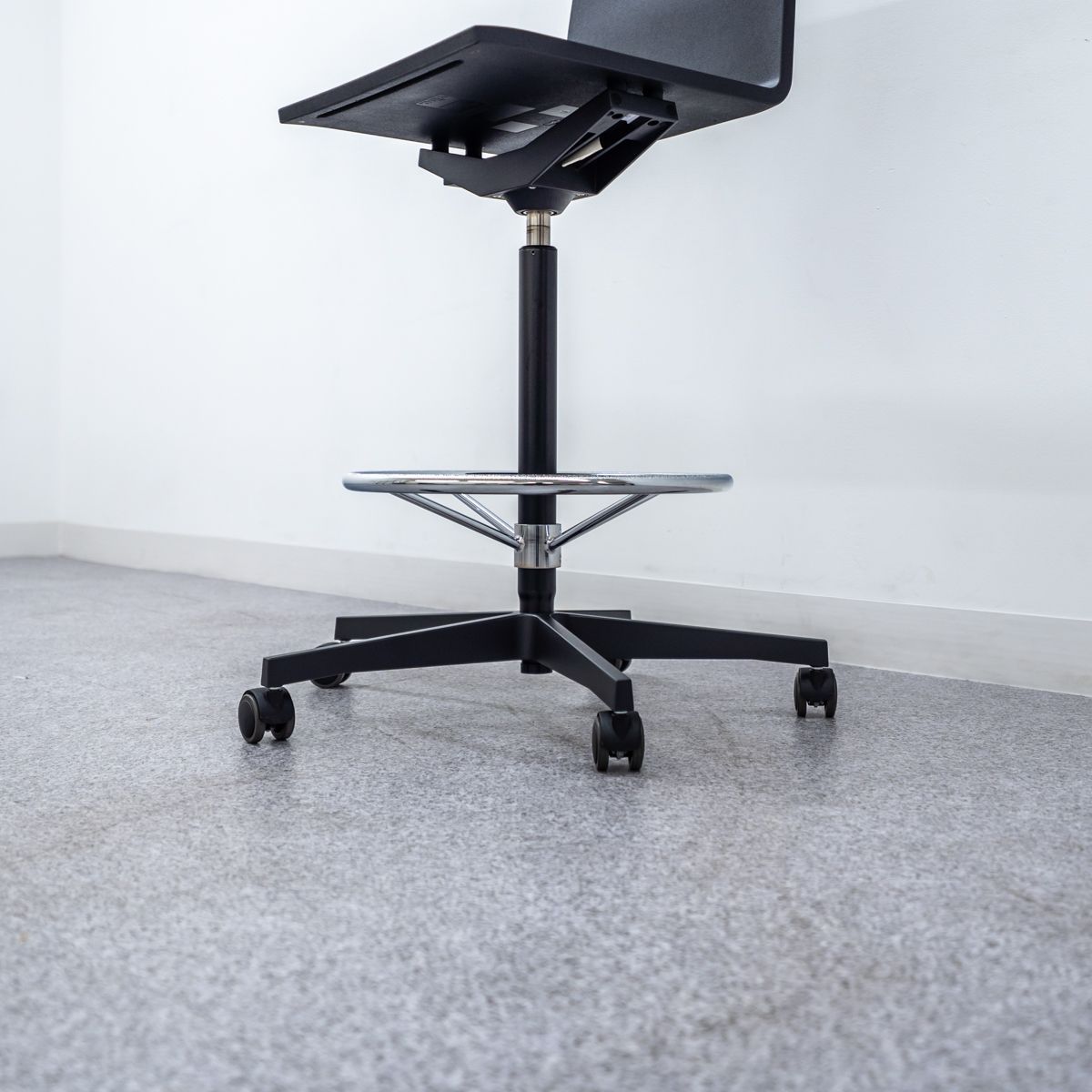 Vitra ヴィトラ .04 Counter カウンター チェア ベーシックダーク マールテン ヴァン セーヴェレン 定価20万 5 MARWIL-DEMENAGEMENTS_CH