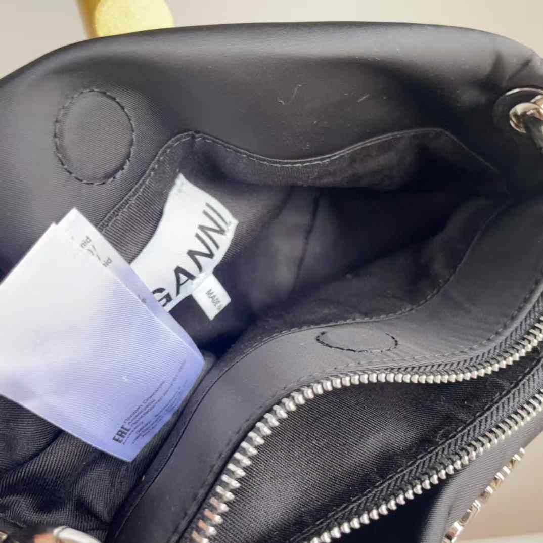 GANNI Pillow ピロー ミディアム バゲット ショルダー GANNI Pillow ピロー ミディアム バゲット ショルダー - メルカリ