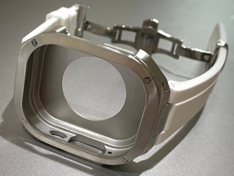 ホワイトシルバー AppleWatchカバーケース 脱着 簡単 保護 49㎜ Ultra カスタム ステンレス ベルト ラバー バンド アップルウォッチ対応