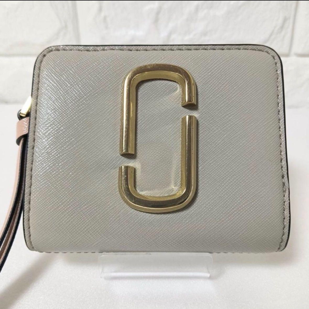 Marc Jacobs 折りたたみ財布 MARC JACOBS（マーク・ジェイコブス） 二つ折り財布 カバード Jマーク