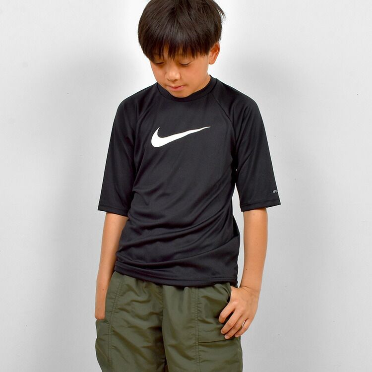 ラッシュガード NIKE ナイキ キッズ 男の子 半袖 子供 フードなし 130 140 150 160cm NESSD828 N001 黒 ブラック  ソリッドショートスリーブハイドロガード Tシャツ 水着 UVカット UPF40+ 速乾 紫外線対策 メルカリ