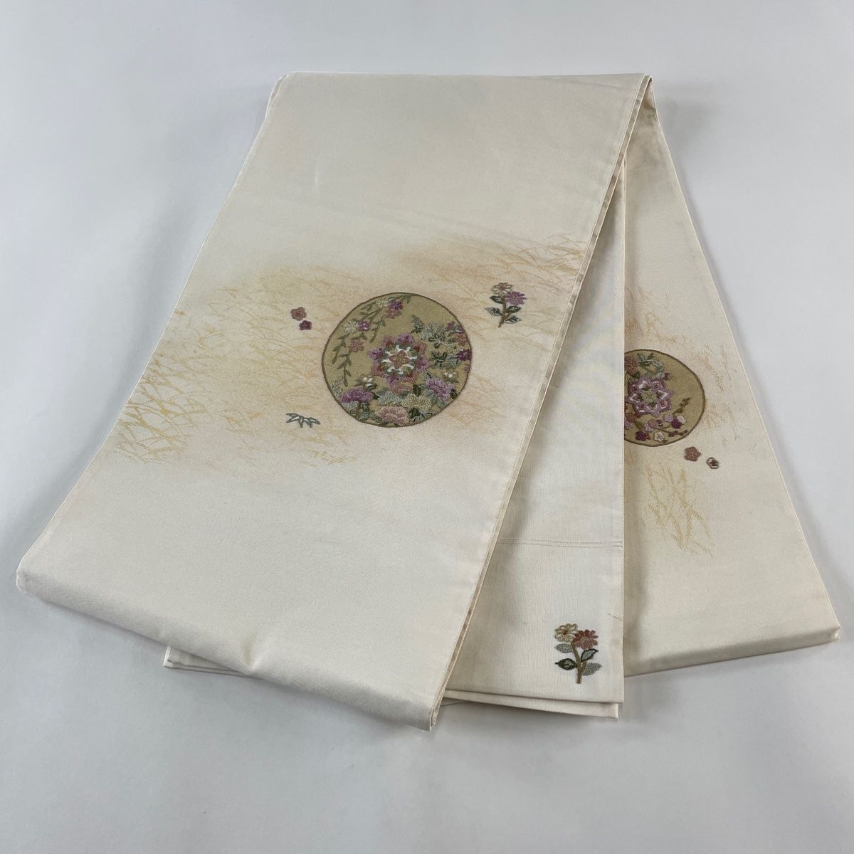 美品 淵銀地 金銀 菱形紋様 花丸文様 菊 正絹 袋帯 二重太鼓 作り帯 袋帯 美品 名品 加納幸 落款 花丸文 扇 金銀糸 刺繍 灰色 お太鼓