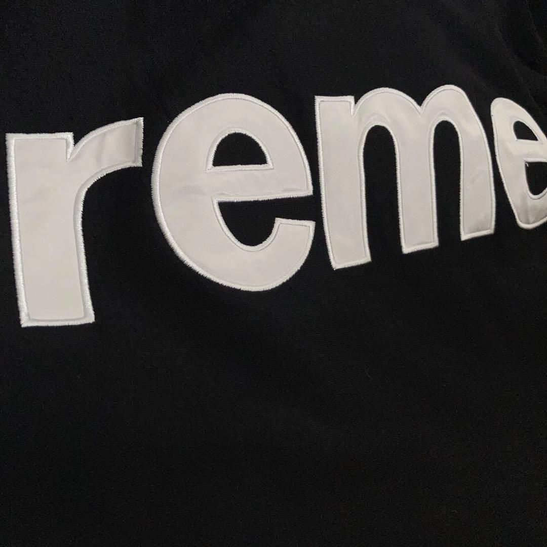 【美品】SUPREME プルオーバーパーカー サテン アップリケ 黒 L 美品】SUPREME プルオーバーパーカー サテン アップリケ 黒 L