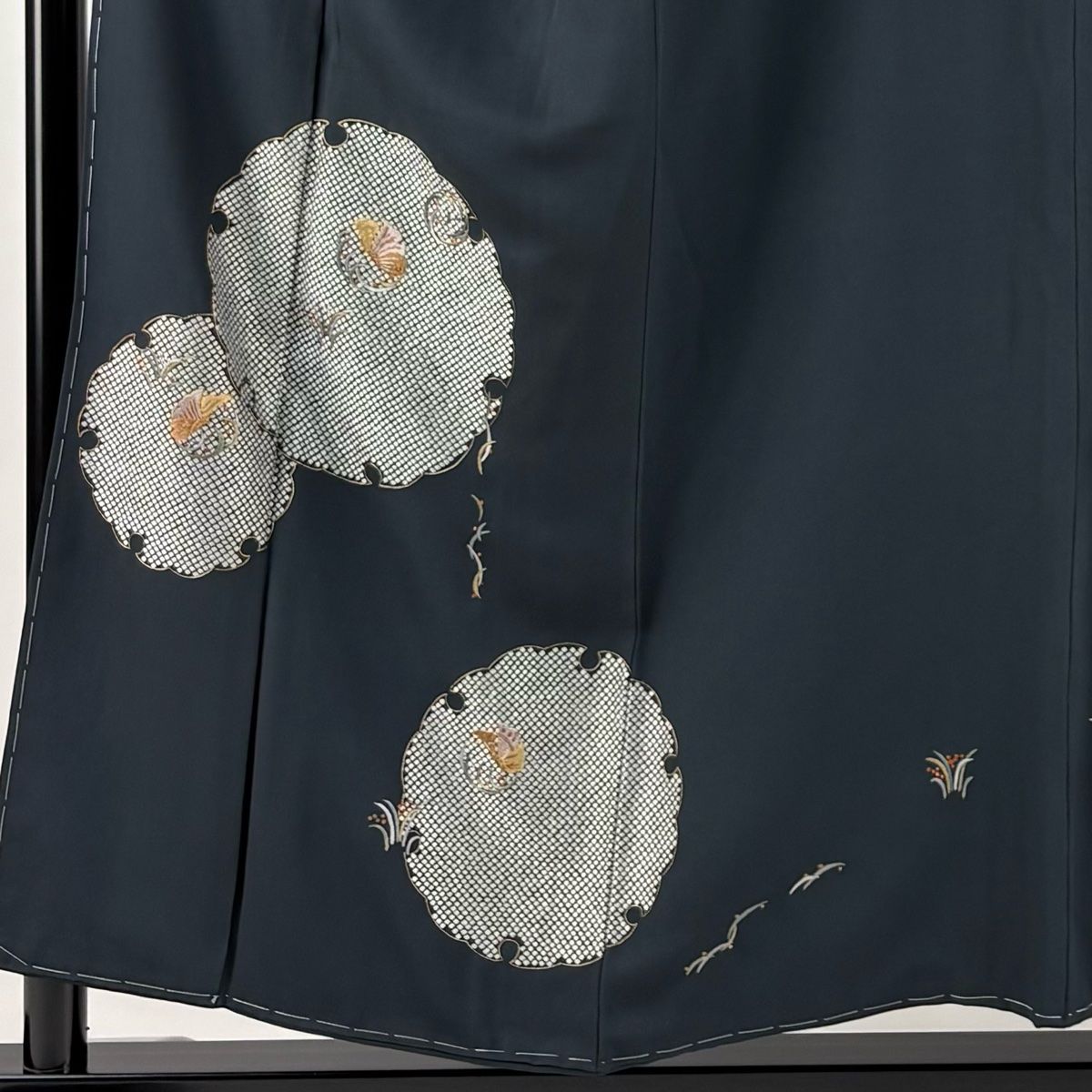 c-957　付下げ　小鳥に草花文様　単衣　刺繍　一ツ紋　重ね衿　居敷当て付き　★ 新柄入荷！／ 刺繍 半衿 半襟 縮緬 ちりめん 刺繍半襟 おしゃれ