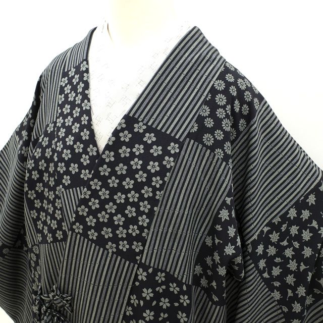 道中着 コート 上質 黒　グレー 桜 菊 梅 楓 竹縞 市松 正絹 カジュアル 中古 仕立て上がり 身丈110 裄68 Ｌサイズ みやがわ sb11792 中古】 道中着 コート 袷 上質 黒 グレー 桜 菊 梅 楓 竹縞 市松 正絹