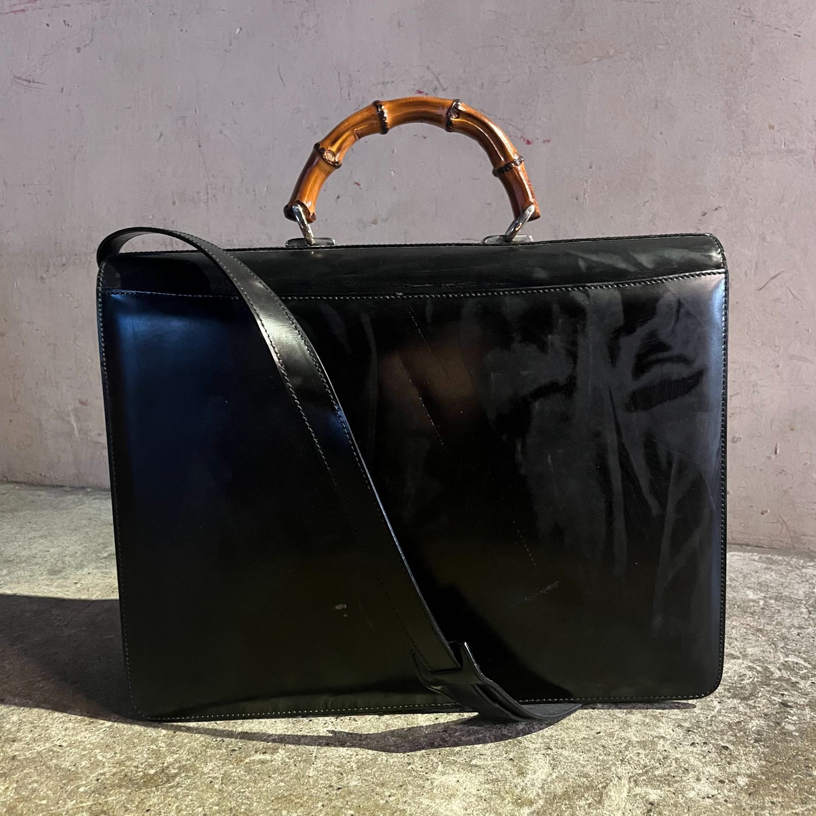 GUCCI 黒レザー ブリーフケース バンブーハンドル GUCCI 黒レザー ブリーフケース バンブーハンドル