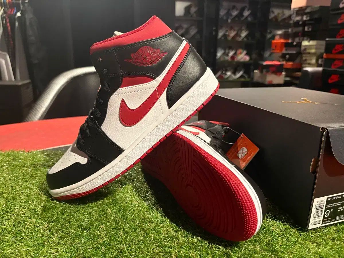 NIKE ナイキ ジョーダン 1 ミッド ジムレッド 275