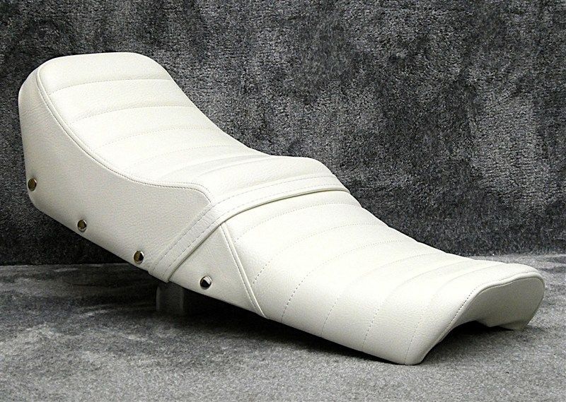 Z400FX鋲打ち 白皮 タックロールシート あんこ抜き ローダウンシートZ400J段シートZ550FX Z500FXへっぽこ社長 外装 ホワイト ボタン