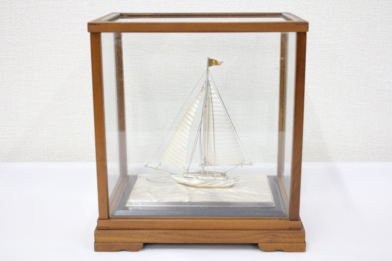 sakuです　銀製品 ヨット 航海船 帆船 　ガラスケー　 美品 返品保証】 銀製 船 ヨット アンティーク ガラスケース付き 置物