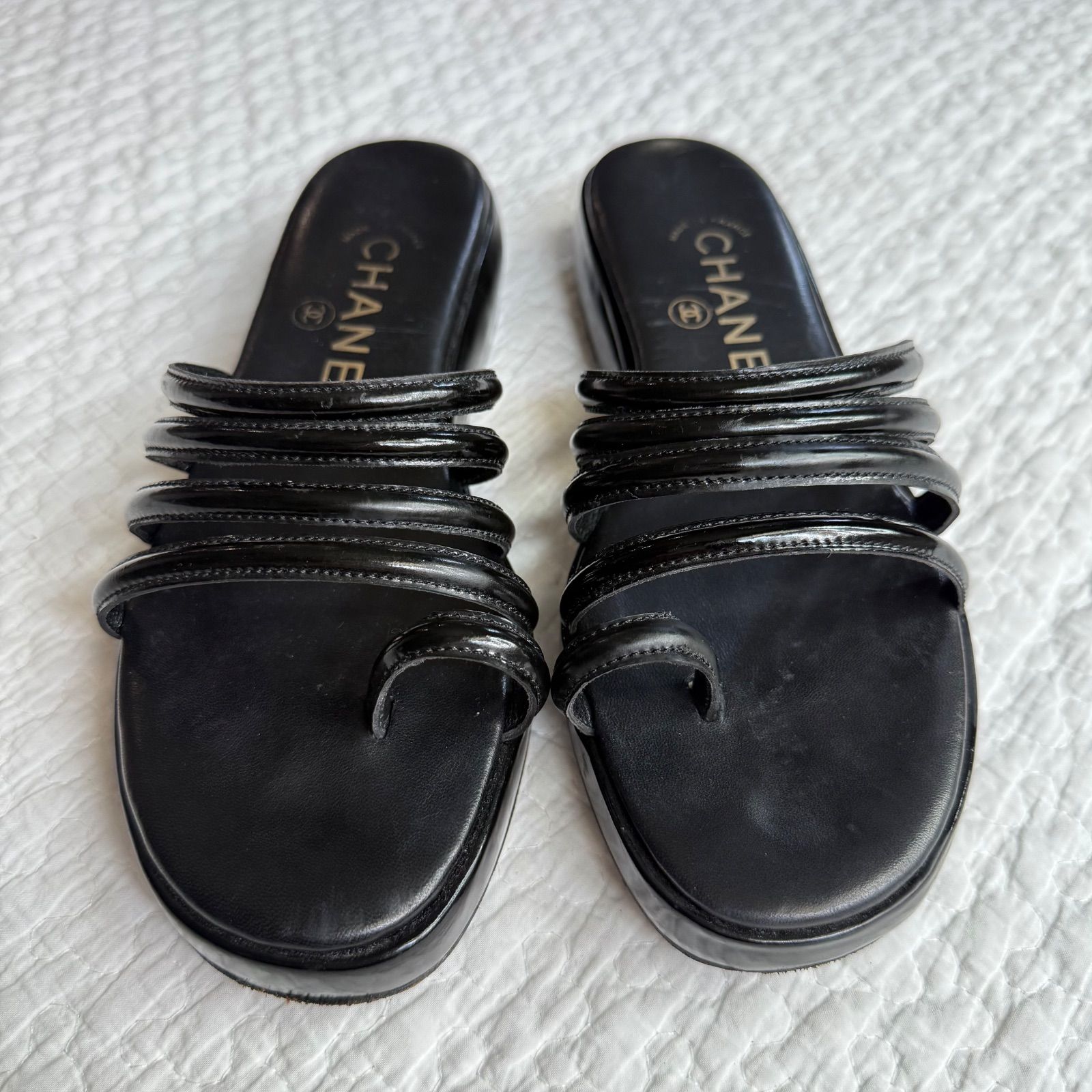 CHANEL 黒エナメルサンダル CHANEL シャネル バックロゴサンダル エナメル レザー 37 24cm