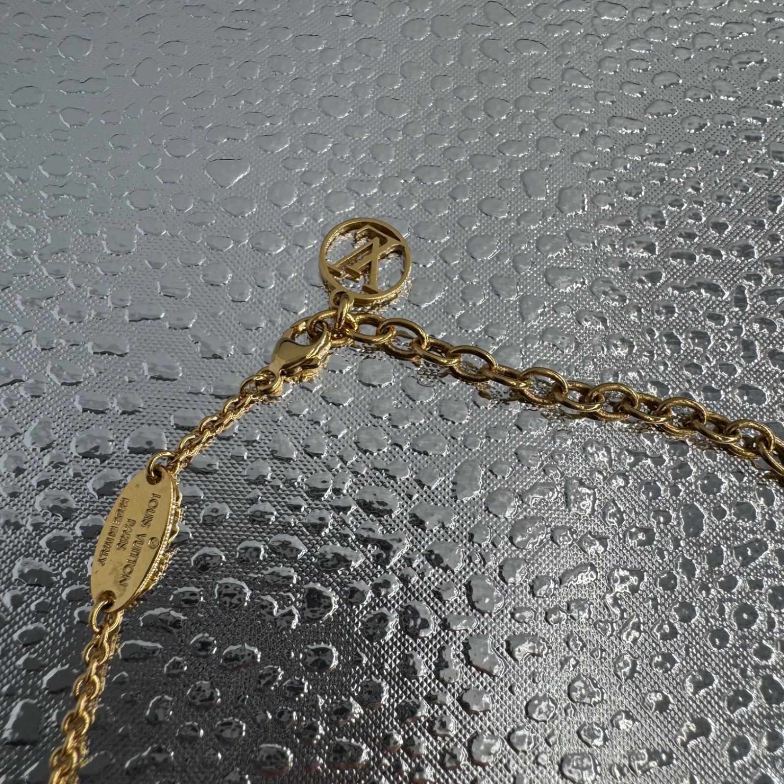 LOUIS VUITTON エッセンシャルV ゴールド ネックレス - メルカリ