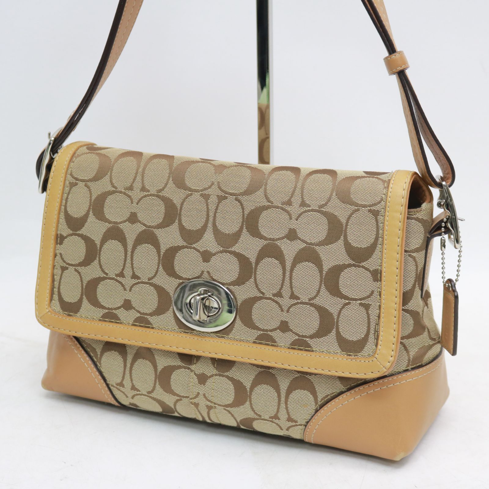 057)【美品】COACH コーチ ハンプトンズ シグネチャーフラップ 
