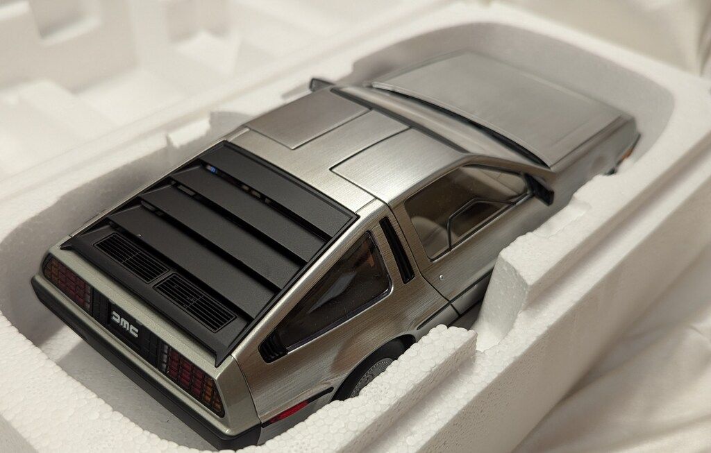 AUTOart 1 18 コンポジットモデル DELOREAN DMC-12 サテンシルバー 79916