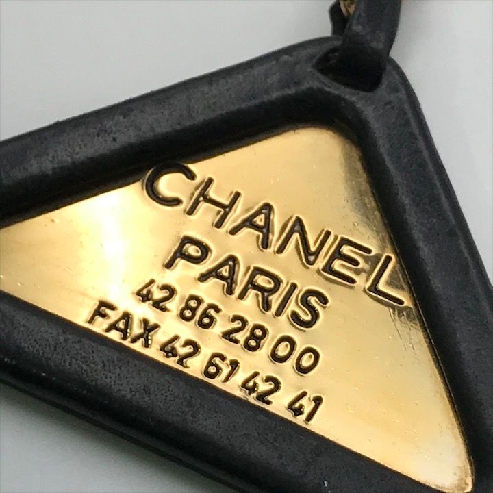 CHANEL ロゴ付きチェーンキーホルダー CHANEL シャネル ロゴ 三角プレート レザー チェーン キーリング