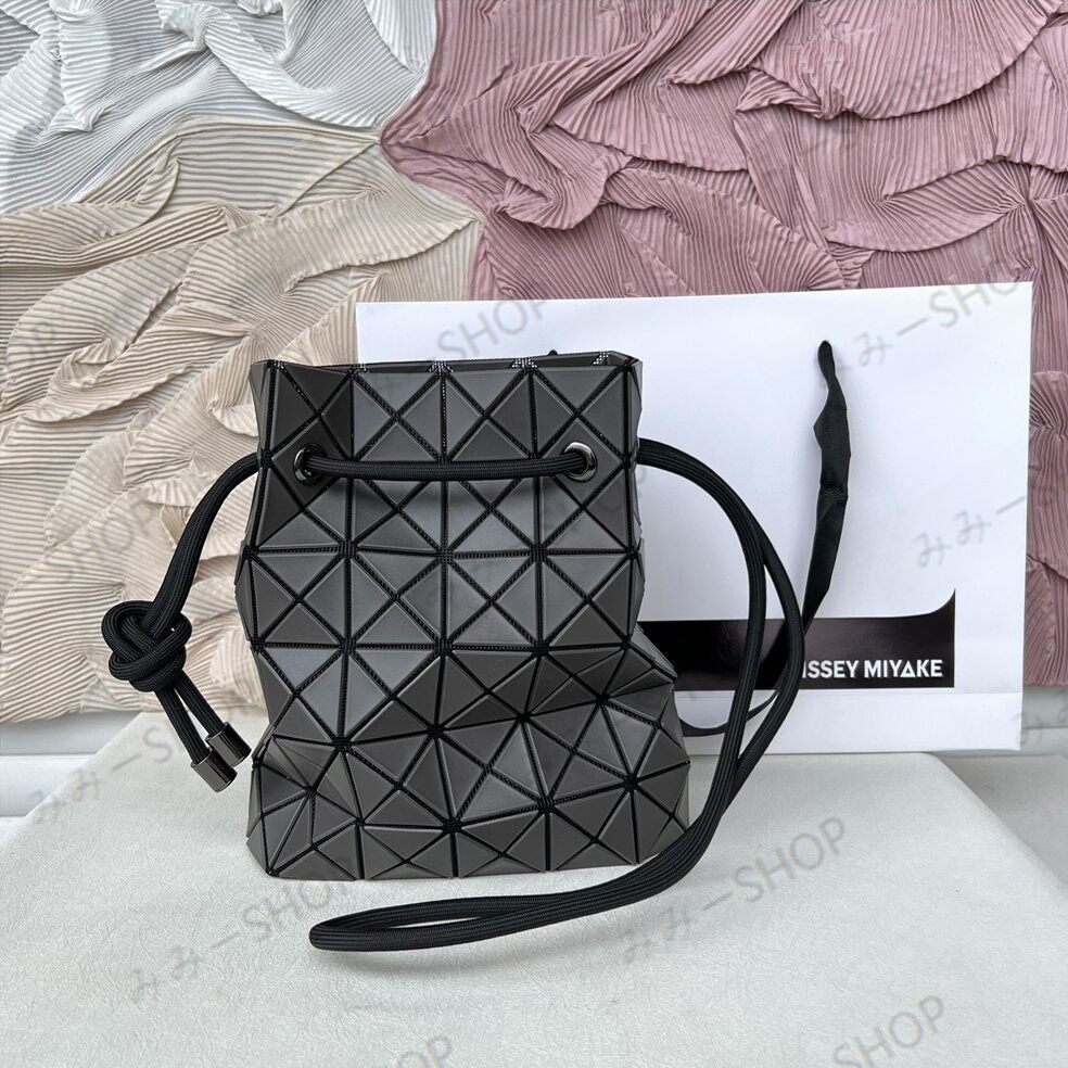 BAO BAO ISSEY MIYAKE ショルダーバッグ イッセイミヤケ 巾着袋 グレー - メルカリ