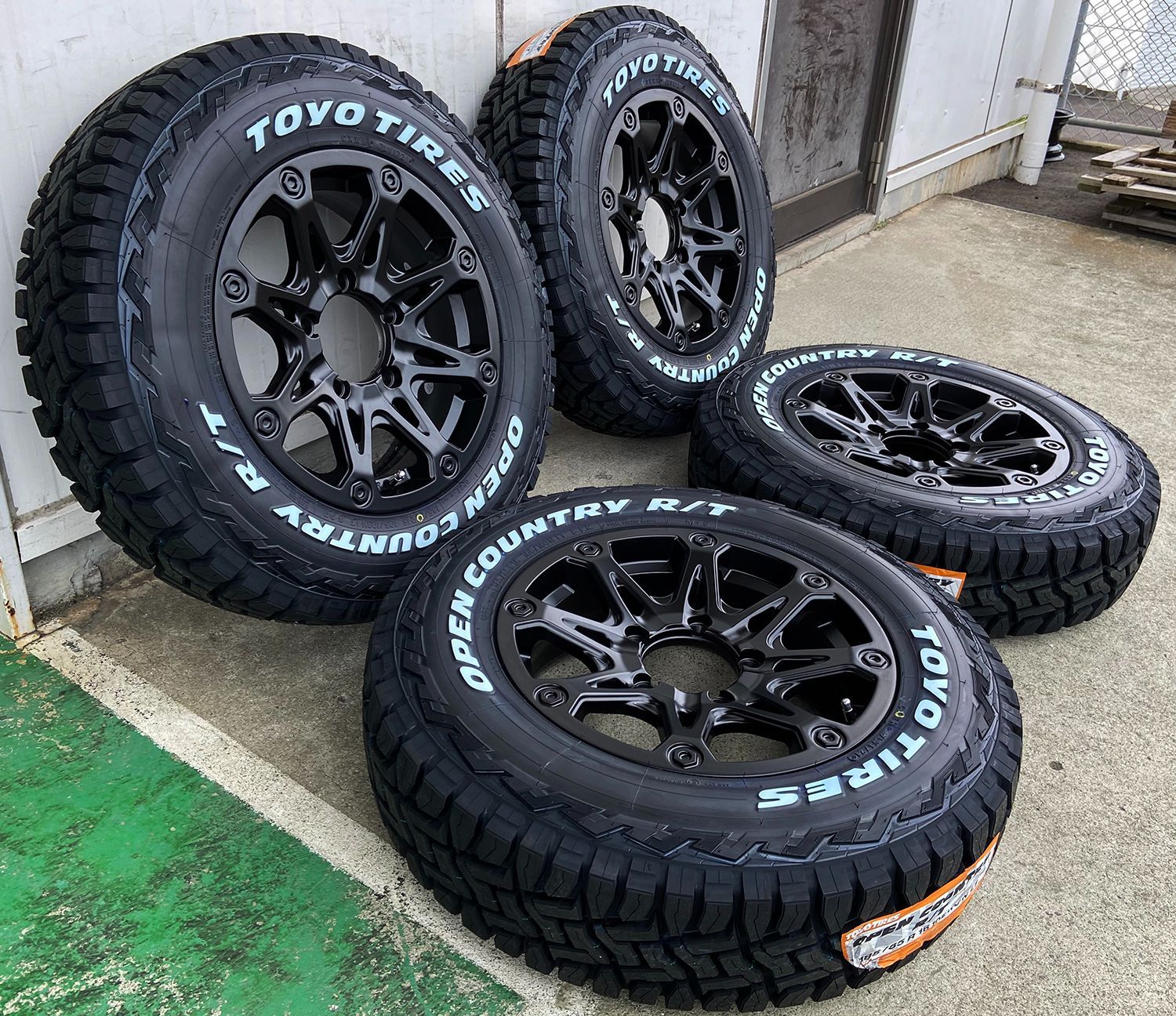 5月入荷 【新品4本】ジムニー JB23 JB64 16インチ トーヨー オープンカントリーRT 185/85R16 BDX08 ホワイトレター タイヤホイールセット