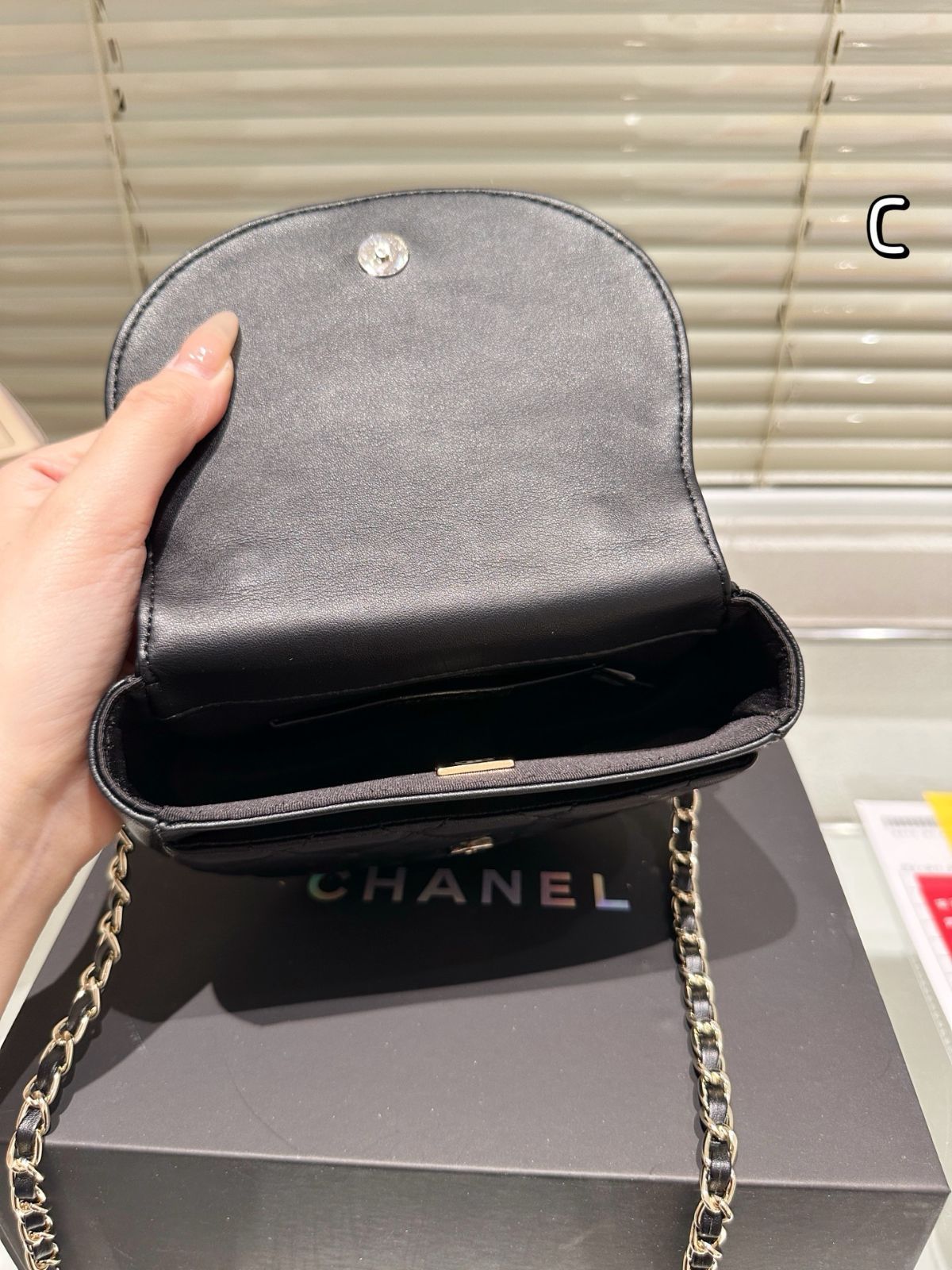 今日特価】CHANEL 25c Early Spring Black Gold Chain Handle