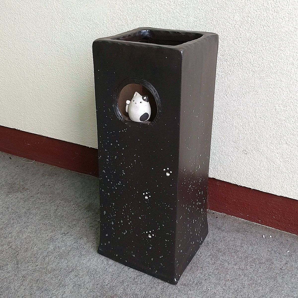 陶器傘立て 丸窓ねこ傘立 四角型 ネコ傘立て 信楽焼 丸伊