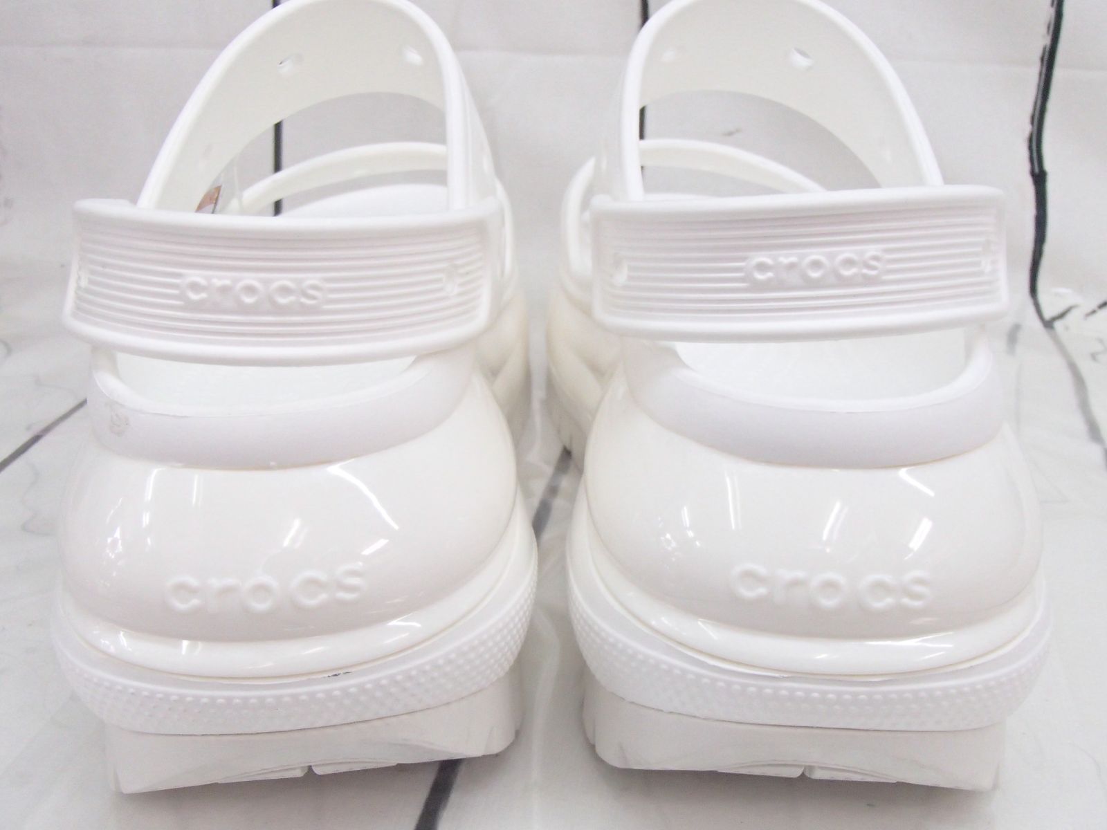 展示品【クロックス】207989-100 クラシック メガクラッシュ サンダル