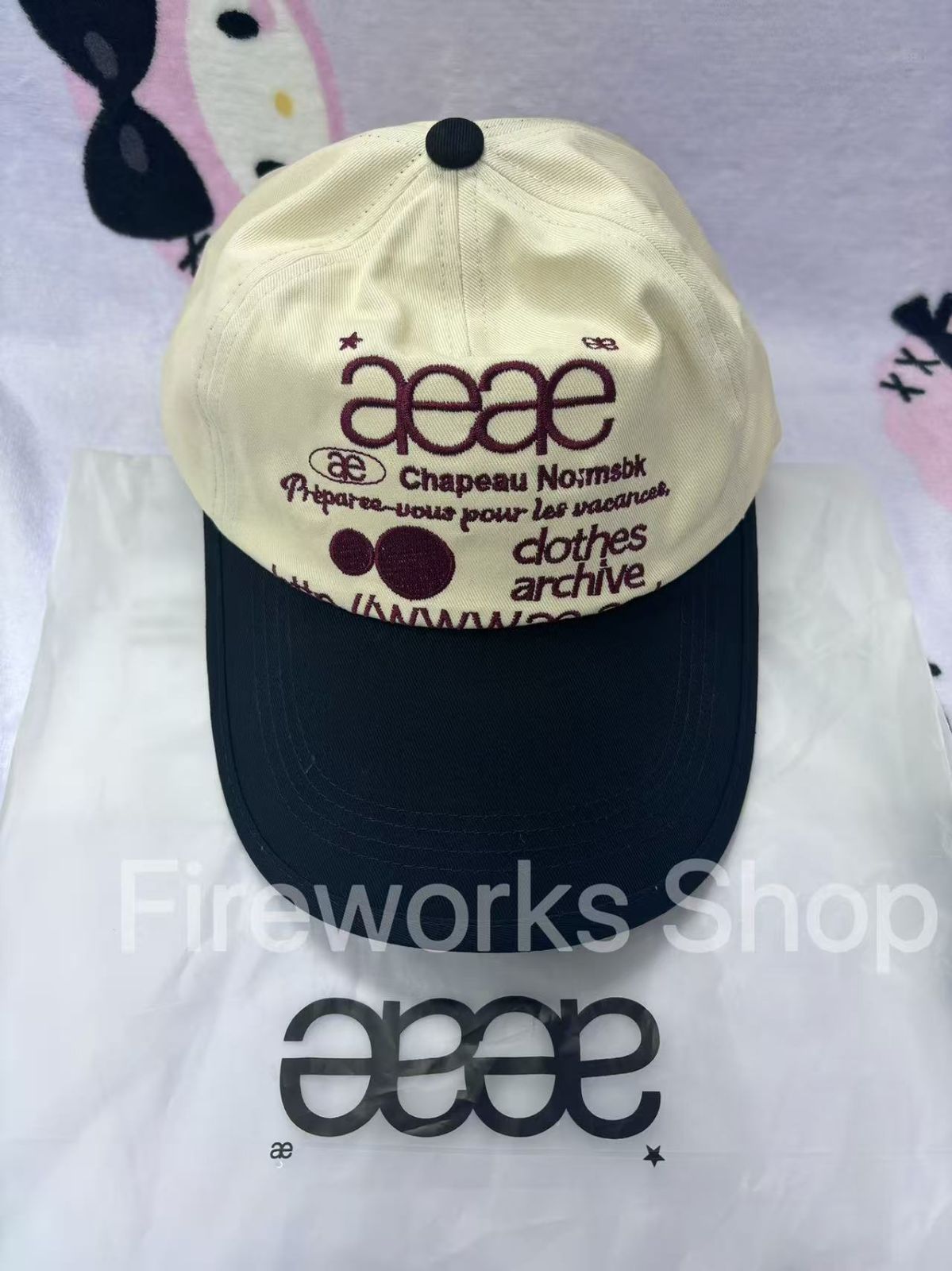 Aeae 刺繍入りベースボールキャップ クリーム色 薄紫色 Aeae 刺繍入り 