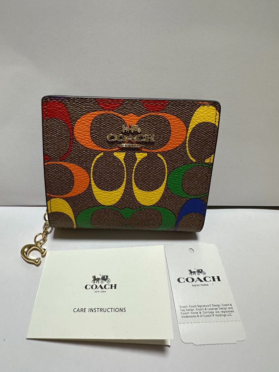 評判 新品 未使用 COACH コーチ 二つ折り財布 レインボーカラー C