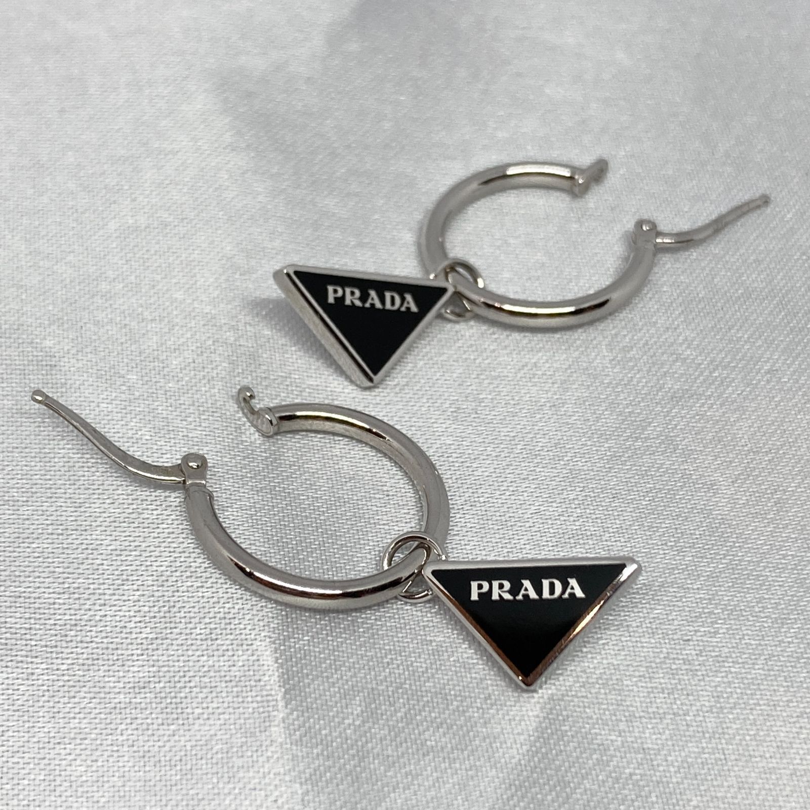 プラダ シンボル 右耳用ペンダントピアス PRADA プラダ シンボル ペンダント シングル ピアス 直営店買付