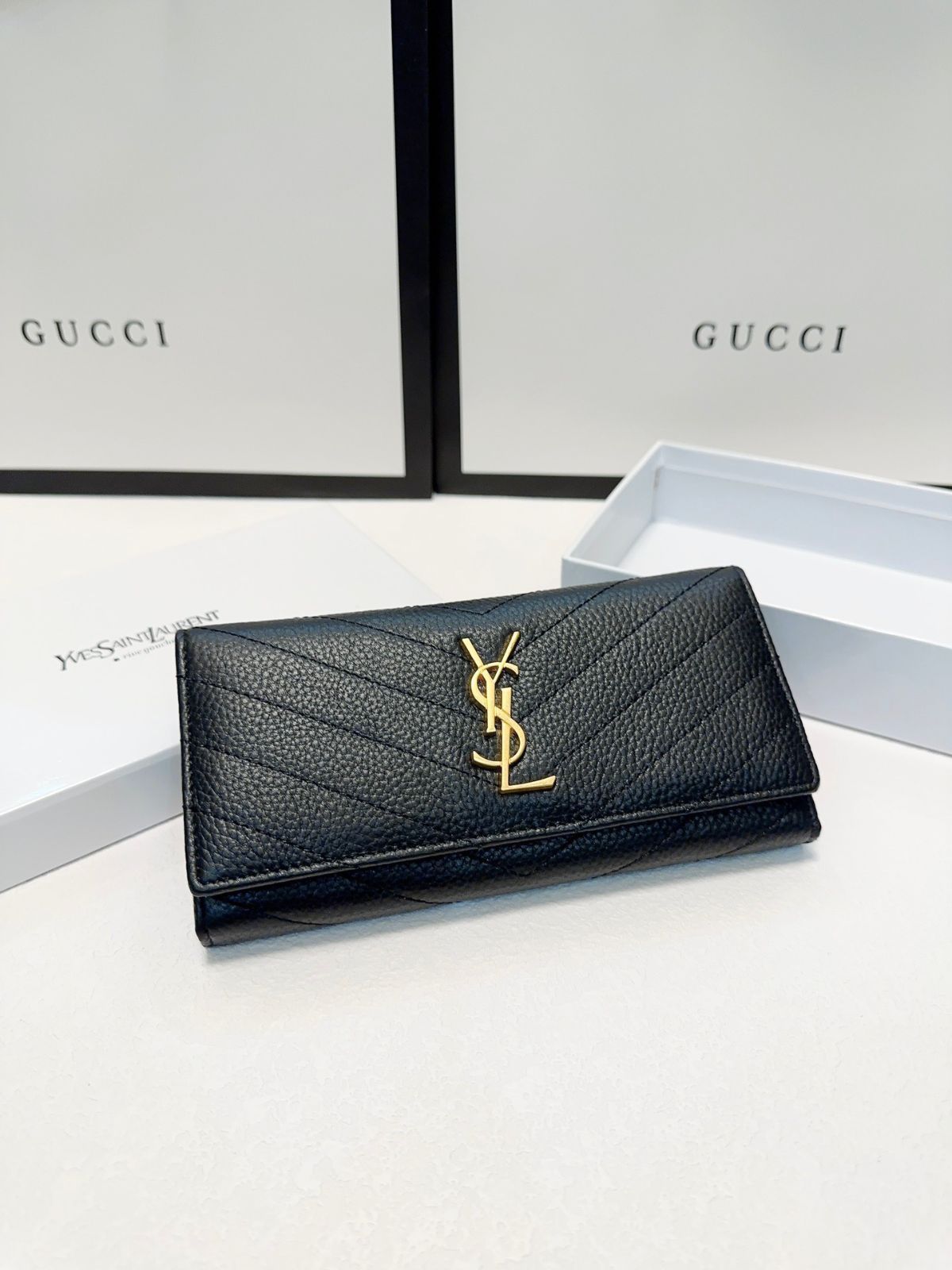 財布 各種消費カードの伝票など