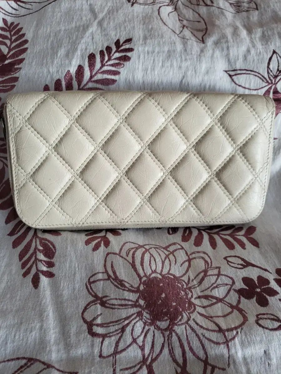 CHANEL アイボリー キルティング長財布 【公式通販】