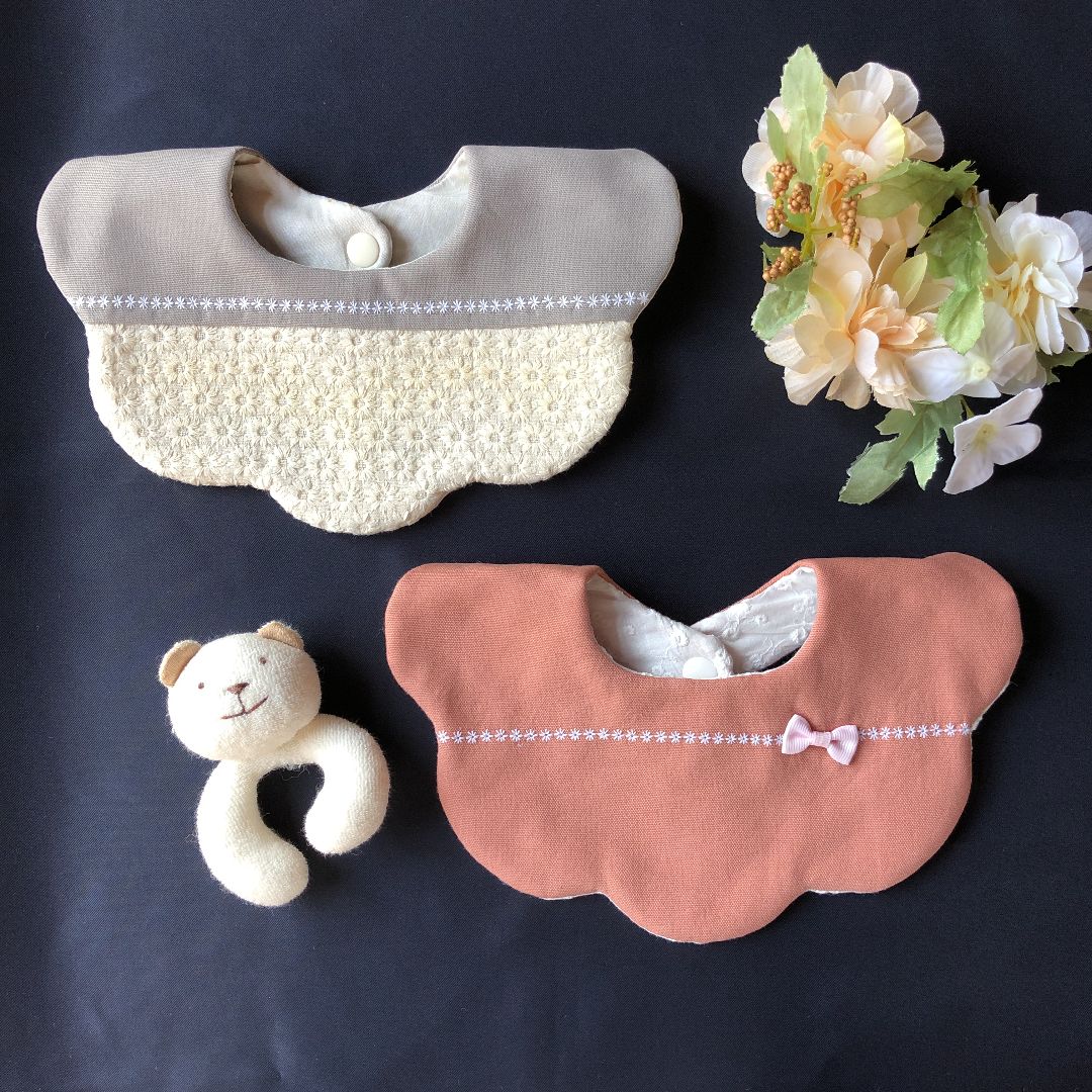 ハンドメイドスタイ　もくもく花びらスタイ　レース切替 Nuage⁄ もくもくスタイ(レースフラワー) | iichi 日々の暮らしを