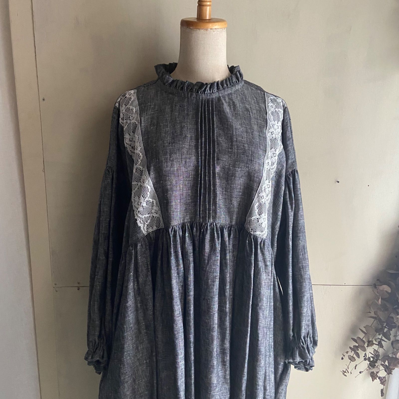 リネンワンピース フリルレースギャザーワンピース タックワンピース リネンシャンブレー グレー 身幅ゆったり